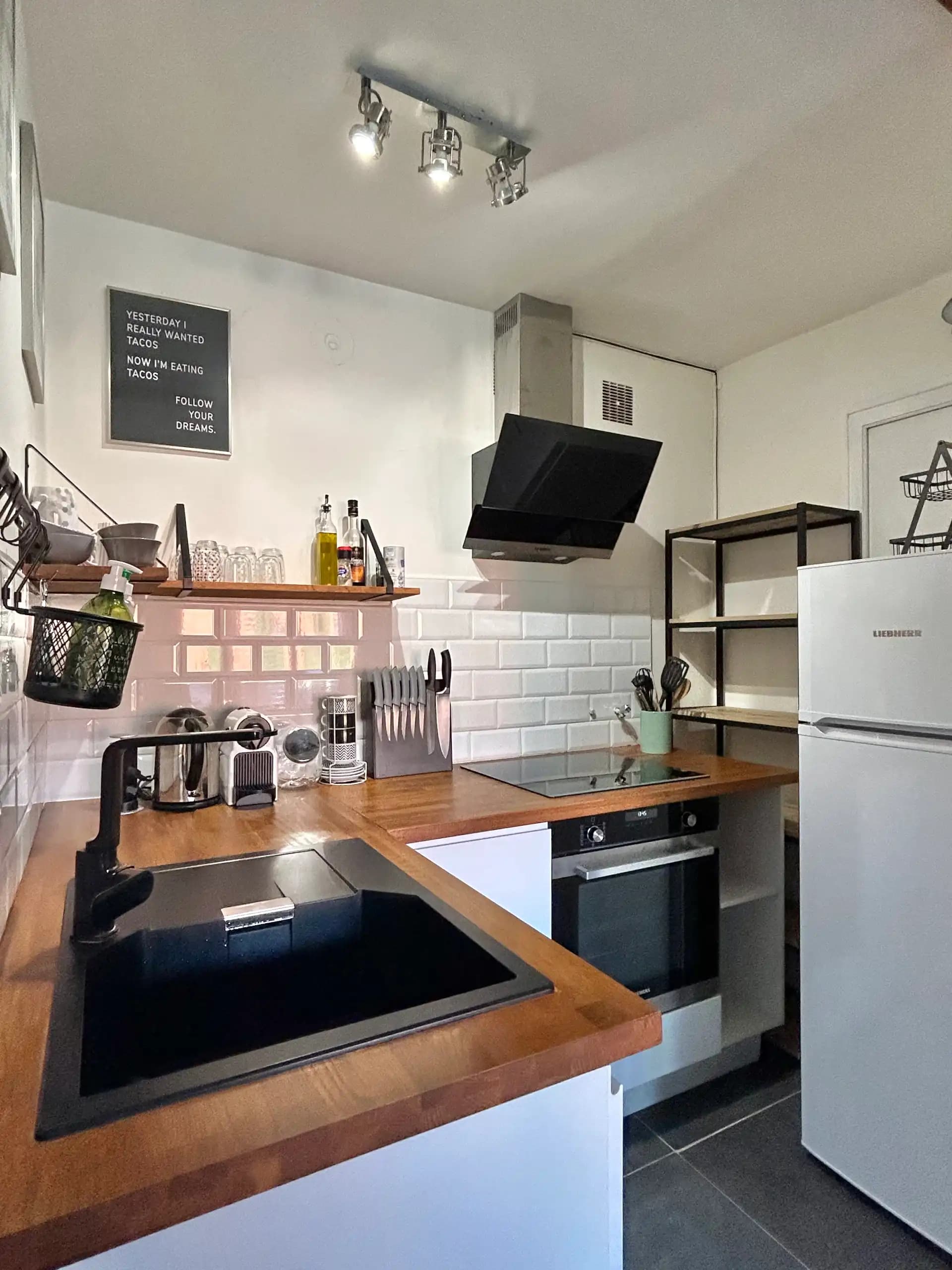 le coin cuisine de l'appartement le berthollet à annecy