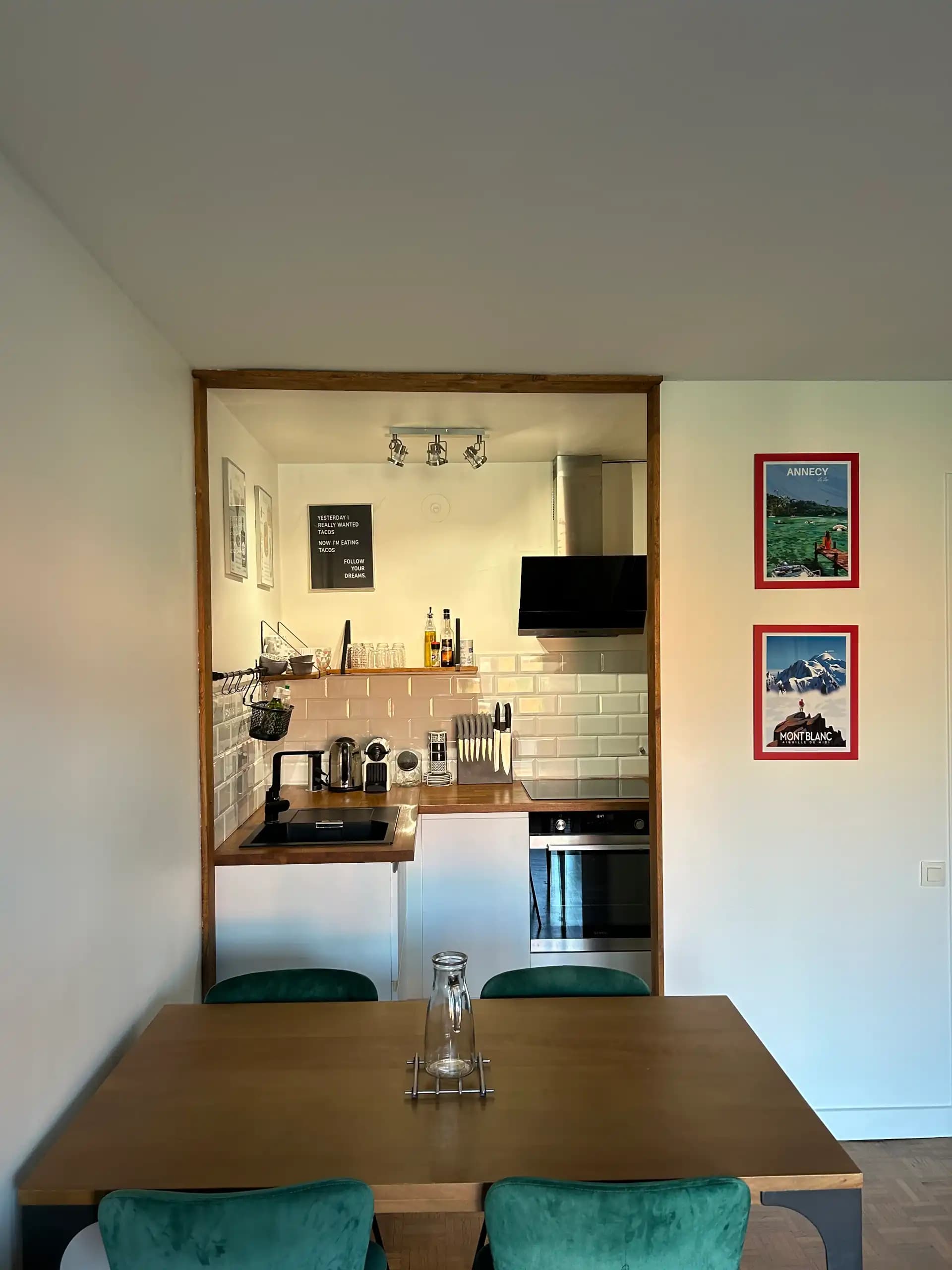 la table à manger de l'appartement le berthollet à annecy