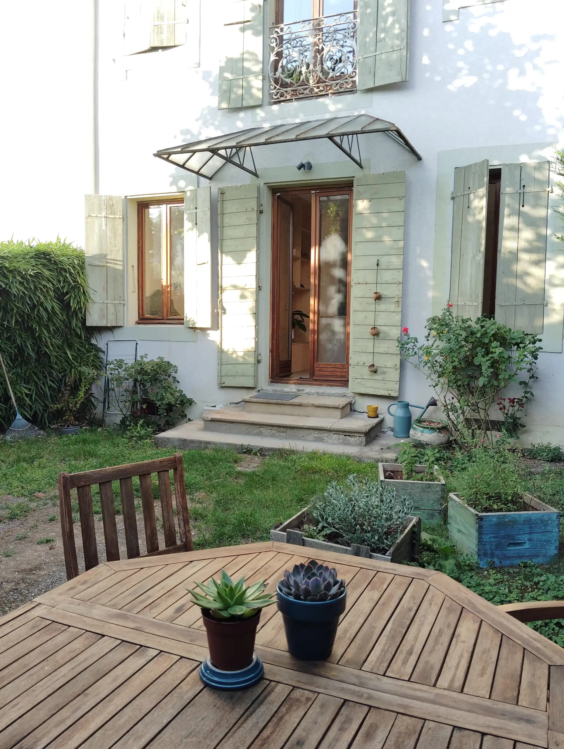 La vue du jardin de l'appartement le rampignon à annecy