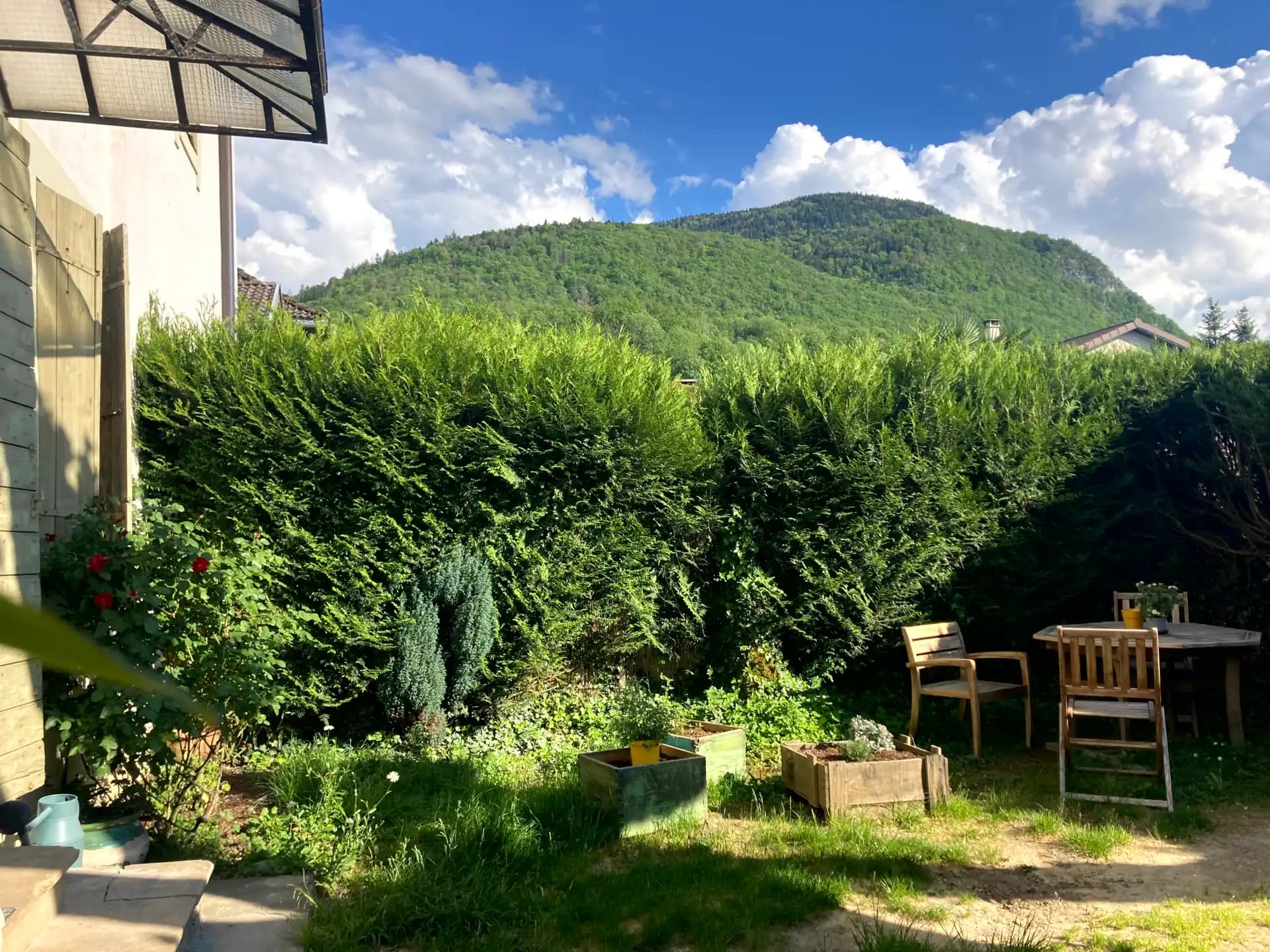 La vue du jardin de l'appartement le rampignon à annecy